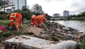 Após recuo da água, 34 toneladas de lixo são retiradas do Guaíba em Porto Alegre