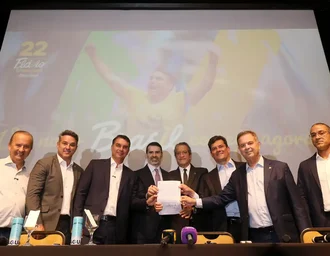 Flávio Bolsonaro recebe apoio de governadores eleitos e Augusto Cury