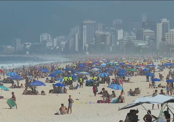 Cariocas e turistas voltam a ocupar areias das praias com cadeiras e barracas em feriadão