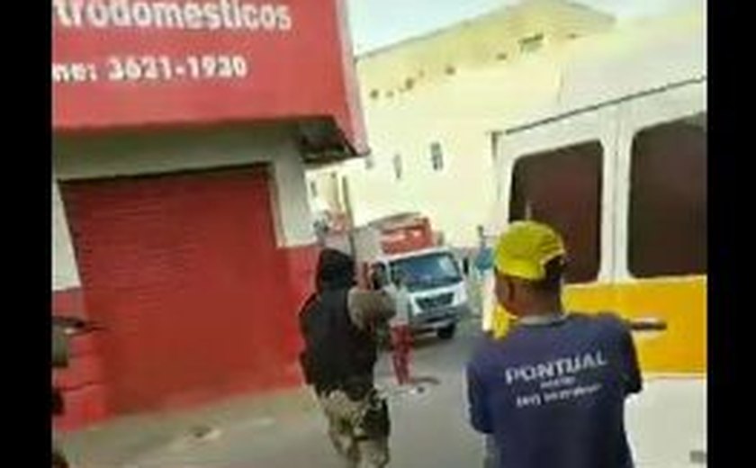 Homem ataca população de Santana do Ipanema com facão e é baleado por policiais militares