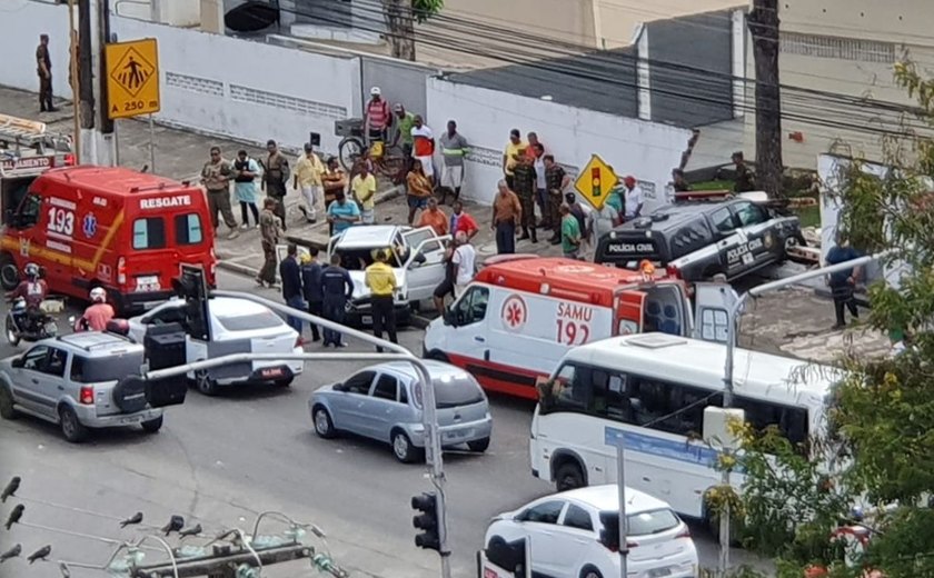 Viatura policial bate em carro de passeio e derruba muro na Fernandes Lima