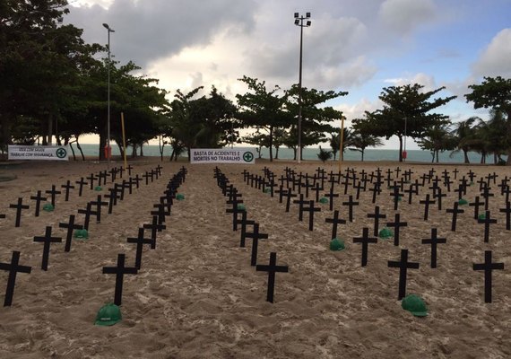 Movimento coloca cruzes na praia de Pajuçara em memória de vítimas de acidente de trabalho