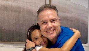 Renan Filho conhece criança que viralizou falando inglês e exalta educação pública