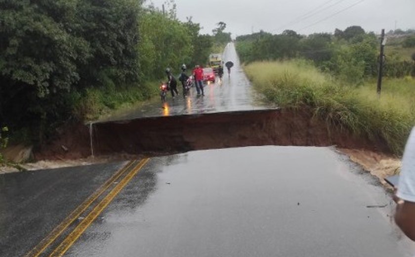 Governo de Alagoas garante reconstrução da ponte que caiu entre Arapiraca e Feira Grande