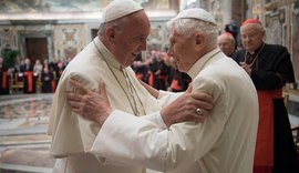 Papa Francisco e papa emérito Bento XVI foram vacinados contra a Covid-19