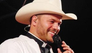 Padre sertanejo é acusado de ofender idosos, funcionários e fazer cabaré na TV