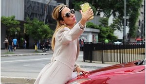 'Totalmente Demais': Fedora quase atropela Carolina. 'Capa da sua revista'