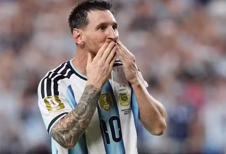 Messi faz três e empata com Klose em Copas em vitória da Argentina sobre a Argélia