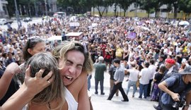 Corpos de Marielle Franco e motorista Anderson Gomes são enterrados no Rio de Janeiro