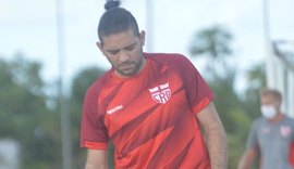 Roberto Fernandes celebra base mantida do CRB