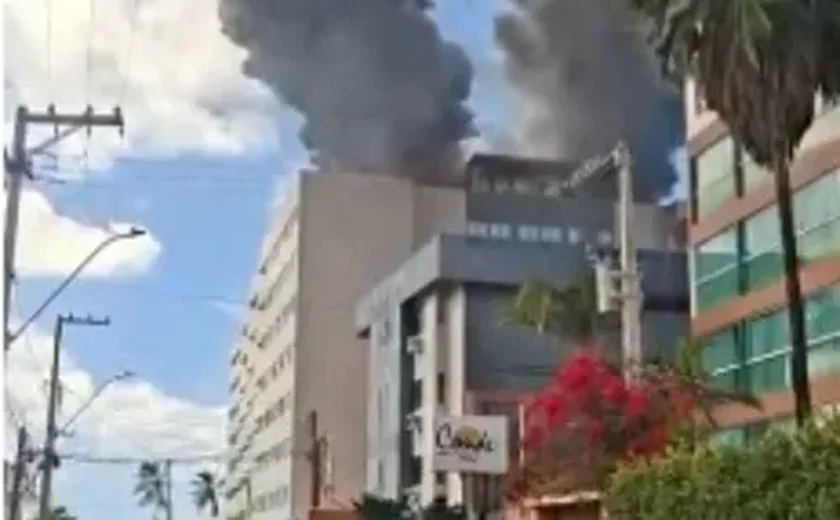 Hotel é evacuado às pressas após incêndio atingir cobertura em Cruz das Almas e direção emite nota oficial