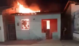 Incêndio destrói casa em Craíbas e parente de proprietária suspeita do ex-dela