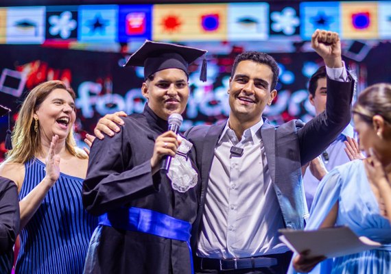 JHC participa do último dia de formatura unificada: 'Acreditem nos seus sonhos'