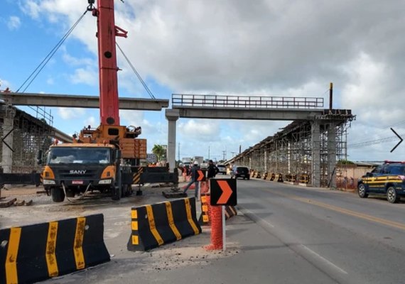 DNIT instala passarela para pedestres em São Miguel dos Campos