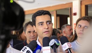 Senador critica JHC e situação da prefeitura na coleta do lixo