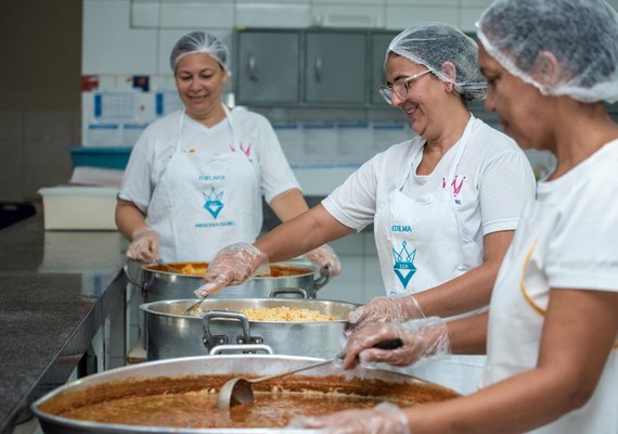 Seduc realiza formação com manipuladores de alimentos