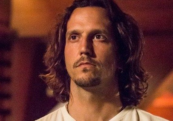 Novela 'Rock Story': Gui descobre prova contra Léo e o acusa de roubo do CD