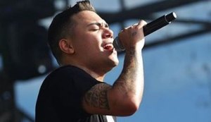 Cantor Felipe Araújo é acusado de agredir ex e pedir desconto na pensão do filho