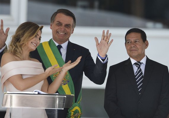 Michelle Bolsonaro quebra protocolo e discursa em libras no Parlatório