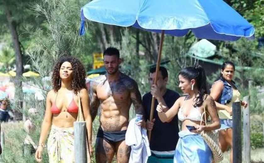 Lucas Lucco, de sunga, e Juliana Alves gravam 'Sol Nascente' em praia