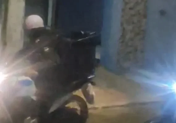 Motoboys fazem buzinaço e derrubam portão de residência após colega ser ameaçado em Arapiraca