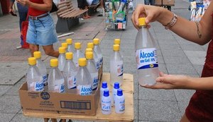 Álcool em gel sem procedência é vendido por camelôs no Centro de Maceió