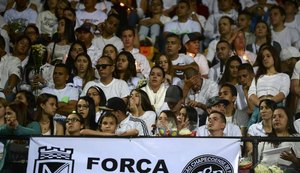 Colombianos lotam estádio e se unem à Chapecoense para sempre