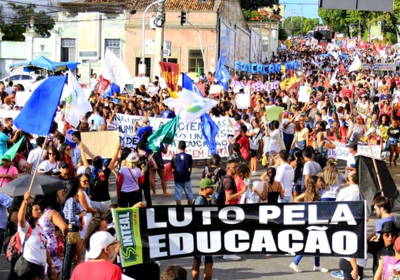 Estudantes e trabalhadores realizam mais um dia de protestos a favor da educação
