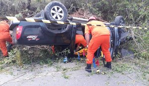 Acidente na AL-101 Norte entre moto e Hilux termina em capotamento