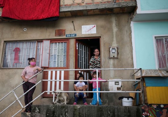 Colombianos penduram panos vermelhos nas janelas para sinalizar fome