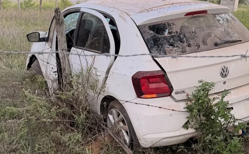 Carro capota às margens da AL-130 entre Maravilha e Ouro Branco