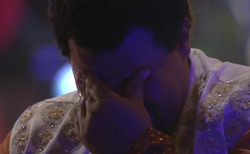 Babu Santana fica sozinho durante toda festa e cai no choro ouvindo samba