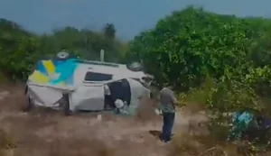 Ambulância de Maceió capota  e paciente fica ferida