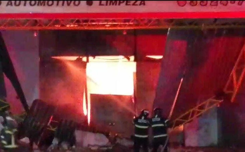 Incêndio atinge loja de produtos químicos