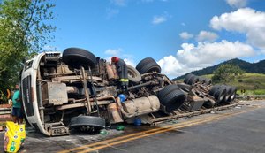 Caminhão carregado de refrigerantes tomba na BR-101 na cidade de Joaquim Gomes