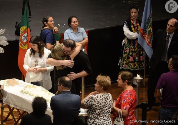 Filhos de Roberto Leal se emocionam no velório do pai