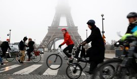 Reforma do sistema de pensões leva milhares às ruas de Paris