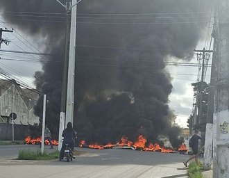 Moradores da Grota Santa Helena bloqueiam vias em protesto contra falta de energia elétrica