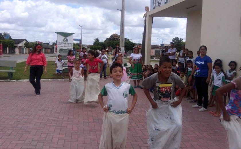 Crianças redescobrem brincadeiras tradicionais na Biblioteca Arapiraquinha