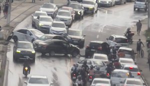 Cinco carros colidem na Avenida Leste-Oeste e mulher fica gravemente ferida
