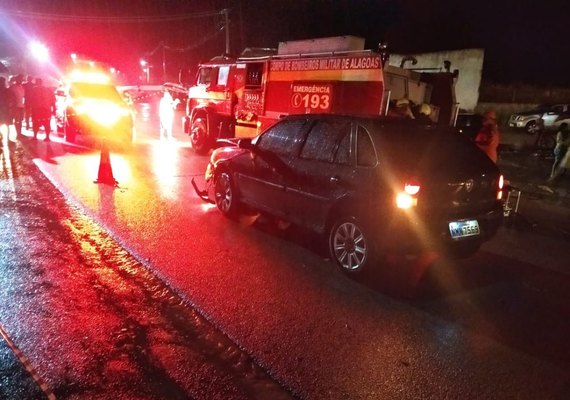 Acidente frontal entre carro e motocicleta deixa um morto e outro gravemente ferido