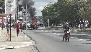 Carro pega fogo e congestiona trânsito na Fernandes Lima