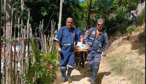 Samu resgata paciente acamado em situação de risco em Garça Torta, em Maceió