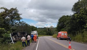 Carreta tomba em Penedo e deixa três homens feridos