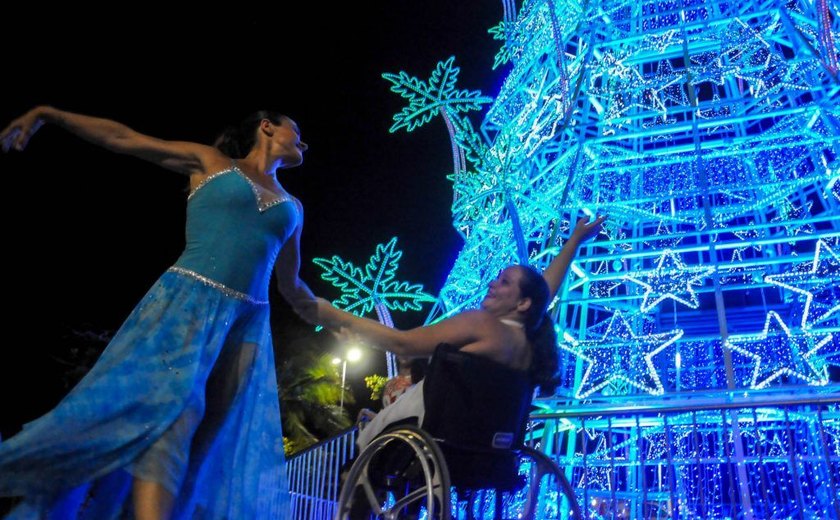 Árvore dançante ilumina o Natal na Praça Multieventos, em Pajuçara