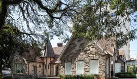 Arquitetura do encontro: casa da década de 1930 se transforma em espaço que une estilo de vida, trabalho e criatividade em Curitiba