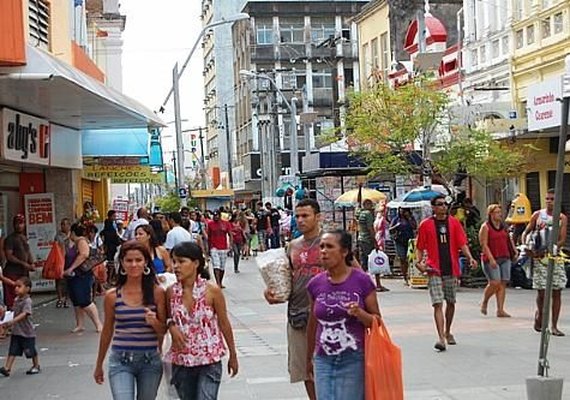 Shoppings e supermercados abrem durante a Semana Santa em Maceió