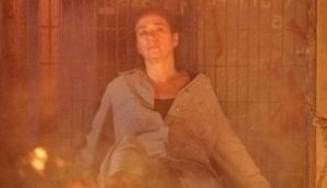 Tereza Cristina sequestra Griselda e põe fogo no barracão para fritar a rival