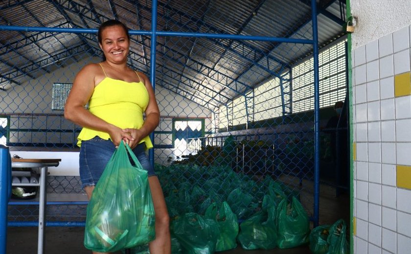 Mais de 50 mil alunos em Maceió são beneficiados com entrega de alimentos saudáveis e nutritivos