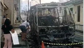 Micro-ônibus fica totalmente destruído após incendiar em Rio largo